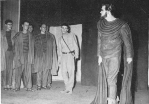 Mit der Aufführung der Antigone in griechischer Sprache wird die Vorkriegstradition großer Theateraufführungen wieder aufgenommen, 1953
