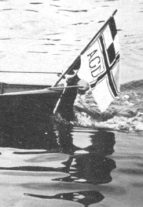 Ruderboot mit Fahne des Arndt-Gymnasiums, um 1958