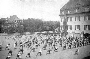 Freiübungen auf dem Schulhof, 1909