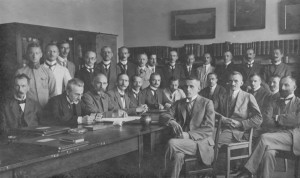 Das Lehrerkollegium 1919, obere Reihe, stehend, von links nach rechts: Reich, Dr. Gotthard („Frettchen“), unbekannt, Dr. Köhler, Erdmann („Glocke“), Dr. Edgar Richter, Dr. Marczynski, unbekannt, Dr. Liebenberg (?), Lüders (?), Schultz („Onkel Su“), Schmidt („SM“), Eichbaum („Zeichbaum“), Jesse untere Reihe, sitzend, von links nach rechts: Walk, Prof. Dr. Brandt („Schleiereule“), Dr. Hoppe, Direktor Dr. Kremmer, Prof. Dr. Hildebrandt, Dr. Liebmann („Unke“), Prof. Dr. Gentzen, Dr. Schaeffer („Stachel“) Dr. Nietzold, Dr. Kuntze („Kuli“), Dr. Dumrese, Bayer, Dr. Melcher („Pott“)