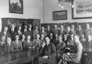 Das Lehrerkollegium 1929/1930 obere Reihe von links: n.b., Brandt, Weber, Grieser, Simon, Plaß, Giese, Scheffler, Schneider, Marx, Abel, Ritter, Eichbaum, Kuntze mittlere Reihe von links: Gröger, Melcher, Richter, Breuer, Gentzen, Kremmer, Liebmann, Schmidt, Heienbrock, Schultz, Wachsmuth, Nietzhold, Schaeffer vorne sitzend von links: Lüders, Christians, Thiele